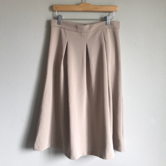 Harlowe & Graham Dresses & Skirts - Harlowe and Graham tan nude pleated skirt